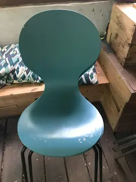 1 chaise bleue - état d'usage