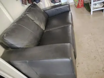 2 canapés cuir noir et fauteuil