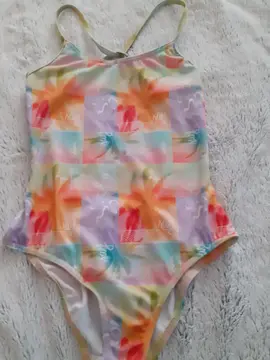 maillot de bain pour fille de 8-9 ans.