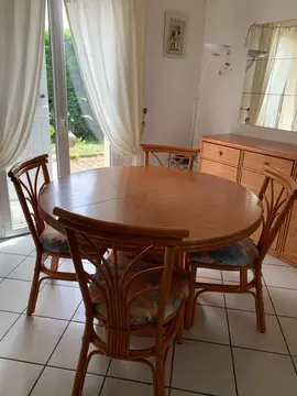 Table + 4 chaises + buffet