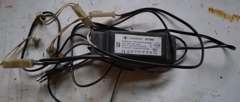 2 éclairages salle de bain 2 et 3 lampes, un transfo neuf (3 lampes)