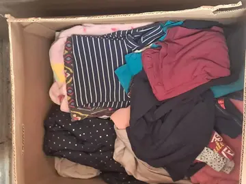 Gros.cartons de.vêtements en 4-5.ans