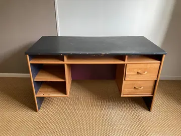 Donne bureau, plateau repeint en noir, 2 tiroirs, 3 casiers très fonctionnel !