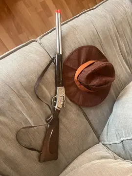 chapeau de cowboy et son fusil
