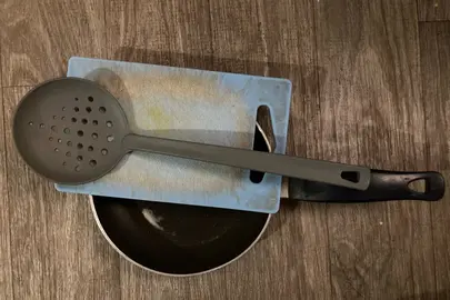 poêle + planche à découper + écumoire