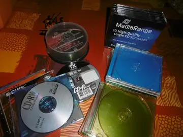 Lot boitiers CD vides et boitiers avec CD