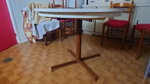 table ronde avec rallonge intérieur formica + chaises