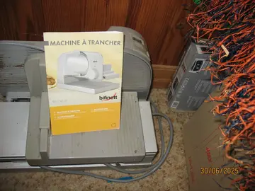 2 appareils pour trancher, 2 poêles à pétrole, une radio réveil