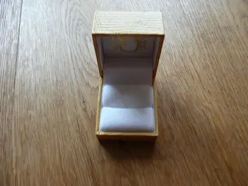 Petite boite à bijoux vide