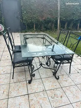 TABLE EN VERRE ET FER FORGE ET 6 CHAISES