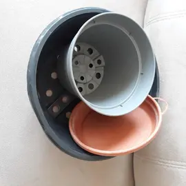 Pots de fleur en plastique x2 et 1 sous pot