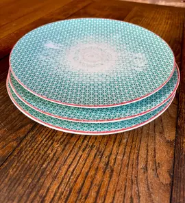 3 assiettes vertes et 2 bols porcelaine blanche