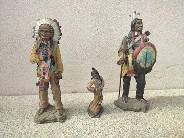 trois statues d'Indiens d'Amérique