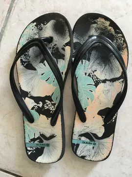 Une paire de tongs 35/36