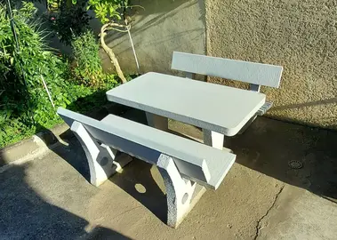 table de jardin et bancs en béton