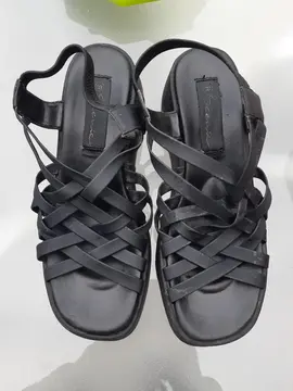 chaussure un peu abîmée