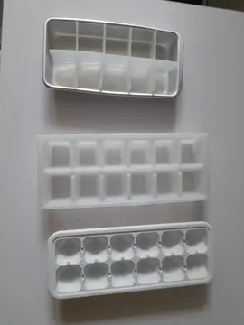trois bacs à glaçons plastiqu et alu