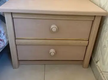 LIT EN 140 Avec Sommier, Armoire, Chevet, Petit meuble d'appoint. Matériau solide, De bonne qualité.