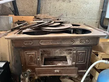poele ancien a bois marque GUYON/JURA