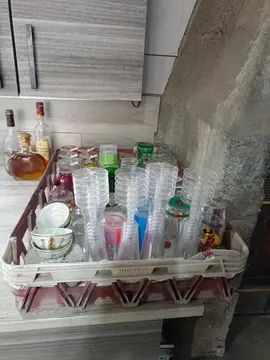 une panière de verres+ 12 flûtes de champagne en plastique