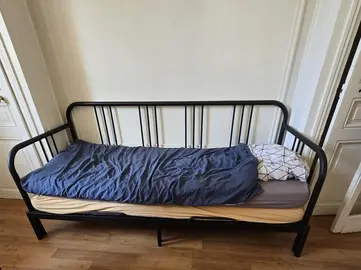 Frigidaire, lave linge, micro-onde, canapé-lit, table et chaise