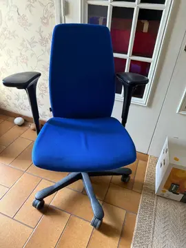 Vêtements bébé et un siège de bureau