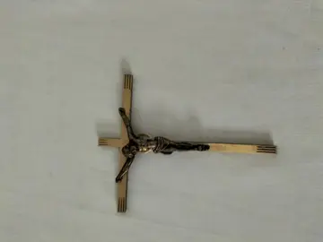 petit crucifix metal doré