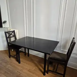 table avec deux chaises