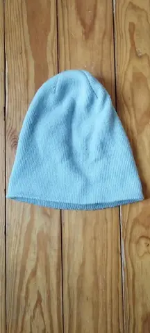 Bonnet bleu clair avec un léger accroc