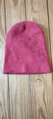 Bonnet rouge avec un léger accroc