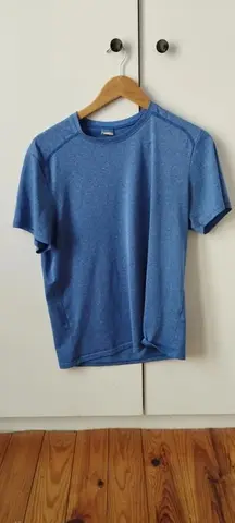 T-shirt Decathlon bleu clair taille S avec un léger accroc