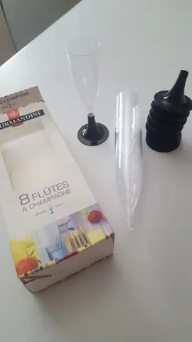 8 flutes en plastique