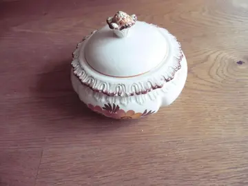 Petite boite en faience