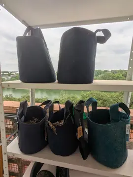 5 pots géotextile de 8 litres (avec terre à amender)