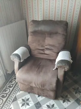 Fauteuil, commode, lit et armoire