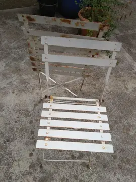Deux chaises métalliques