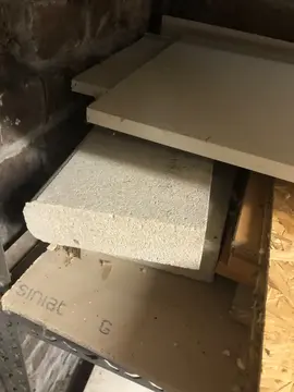 bordures béton et diverses planches, plans de travail