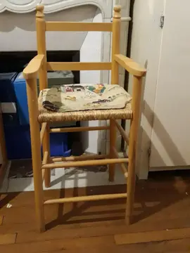 chaise haute en bois et paille en bon état