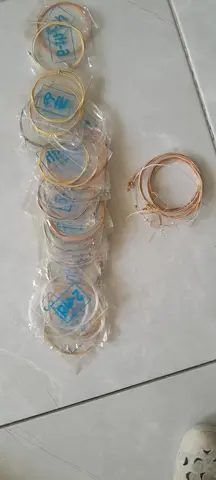 Cordes de guitares usagers ( il y a aussi des cordes neuves )