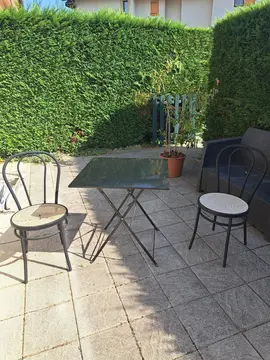 Lot petite table + 2 chaises