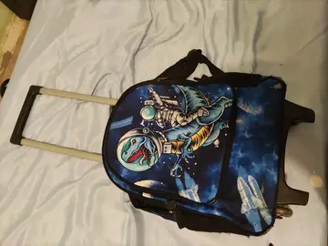 petit cartable à roulelle pour garçon.