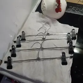Lot de 4 cintres à pince