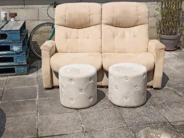 Canapé non convertible 2 places et 2 poufs
