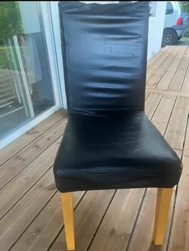 2 chaises en similicuir blanc avec housses noires