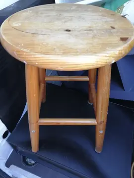 Tabouret bois à nettoyer