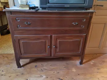 Meubles : 1 lit, 1 armoire, 1 chevet, 1 meuble TV