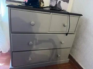 2 tables de chevet et une commode
