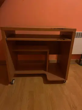petit bureau informatiques sur roulettes