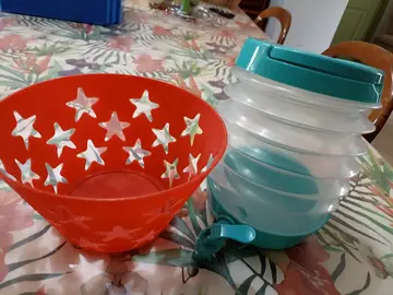 carafe de camping et corbeille de fruits