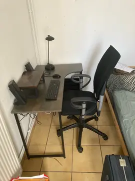 Bureau + Chaise + Matériel bureautique